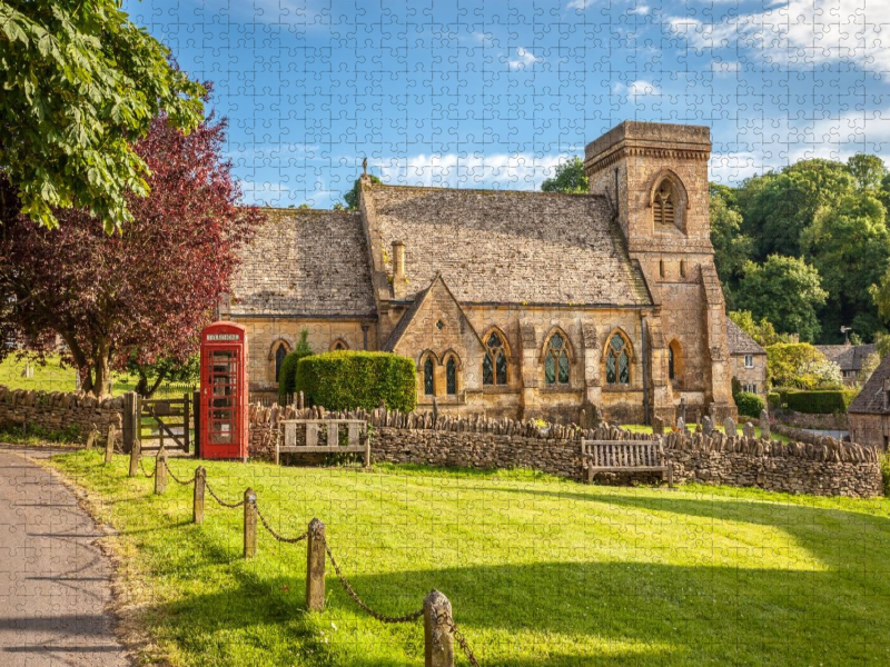 Kirchplatz im Dorf Snowshill, Cotswolds, Gloucestershire, England