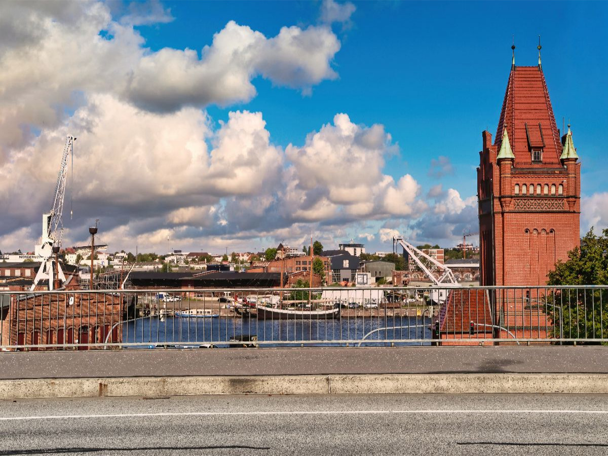Hafenblick an der Burgtorbrücke mit Turm der Hubbrücke