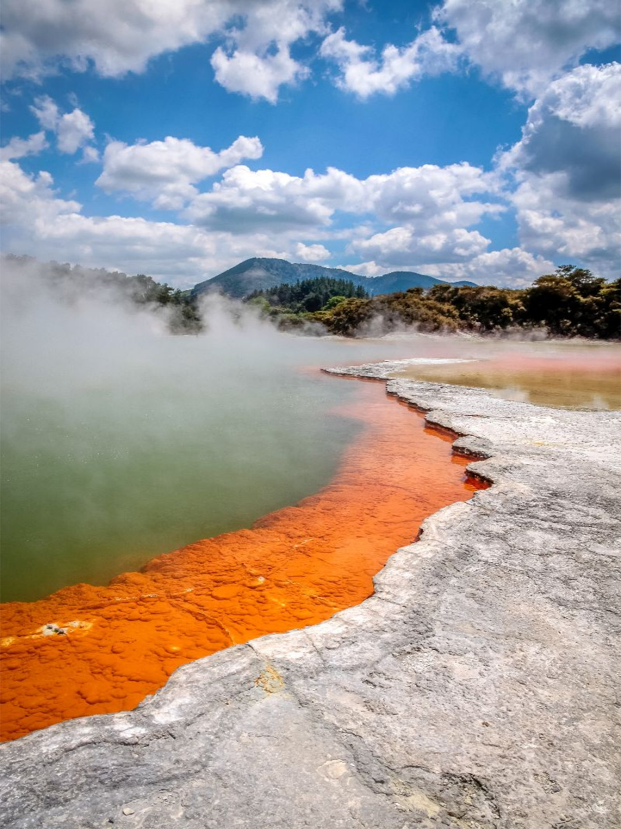 Champagne Pool im Wai-o-Tapu Geothermal Gebiet, Rotorua, Bay of Plenty, North Island