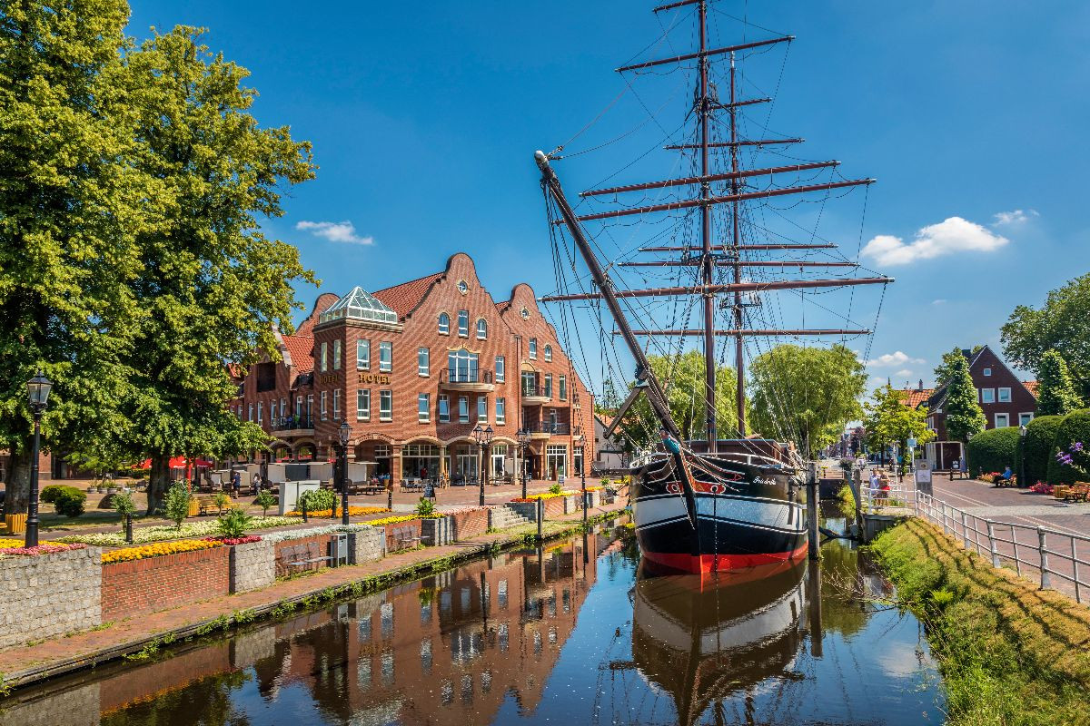 Historischer Segler Friederike auf dem Hauptkanal in Papenburg, Emsland, Niedersachsen