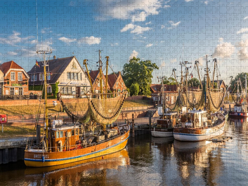 Krabbenkutter im Hafen von Greetsiel, Ostfriesland, Niedersachsen