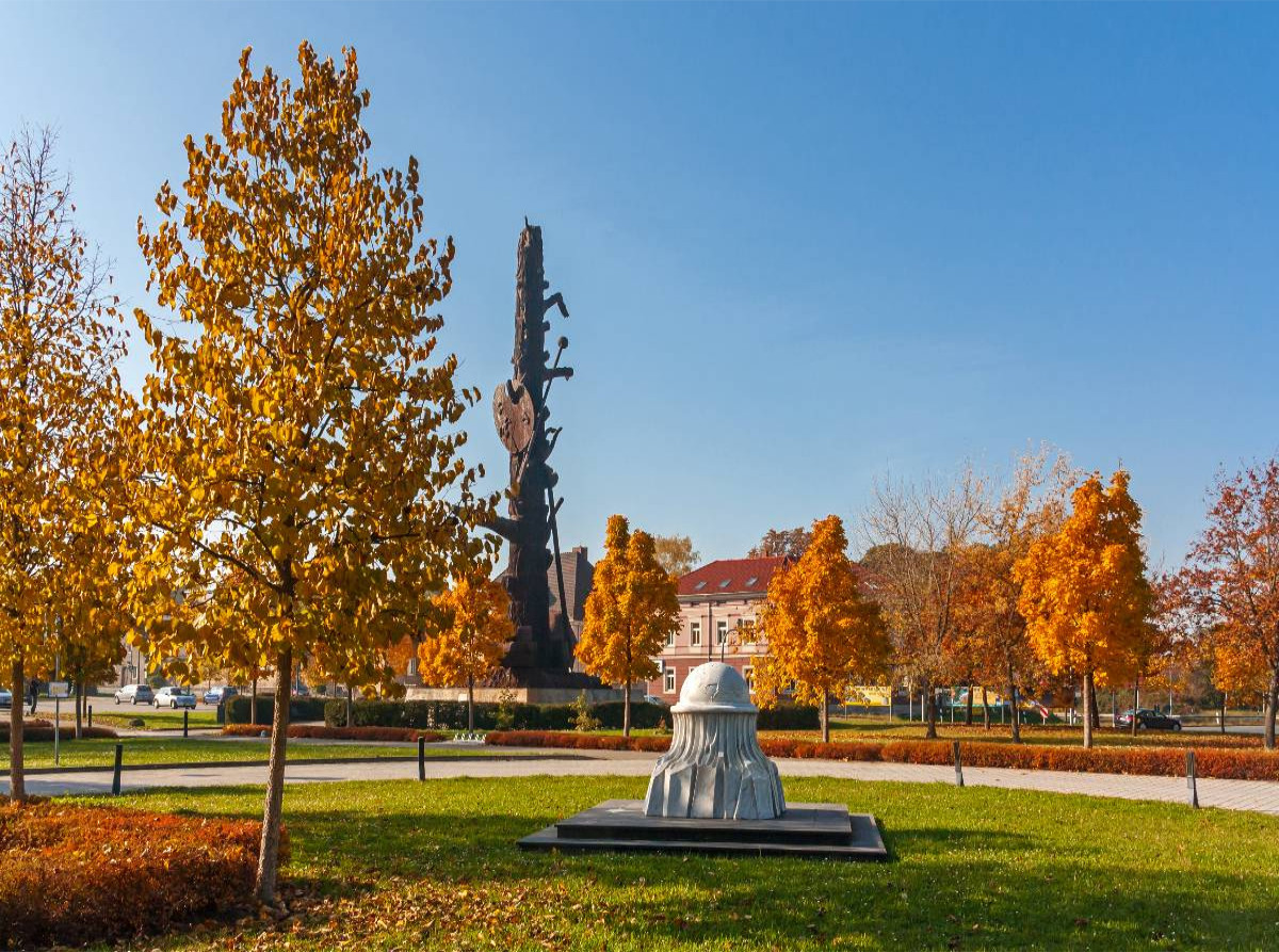 Die Stahlgussplastik Elbquelle in Riesa