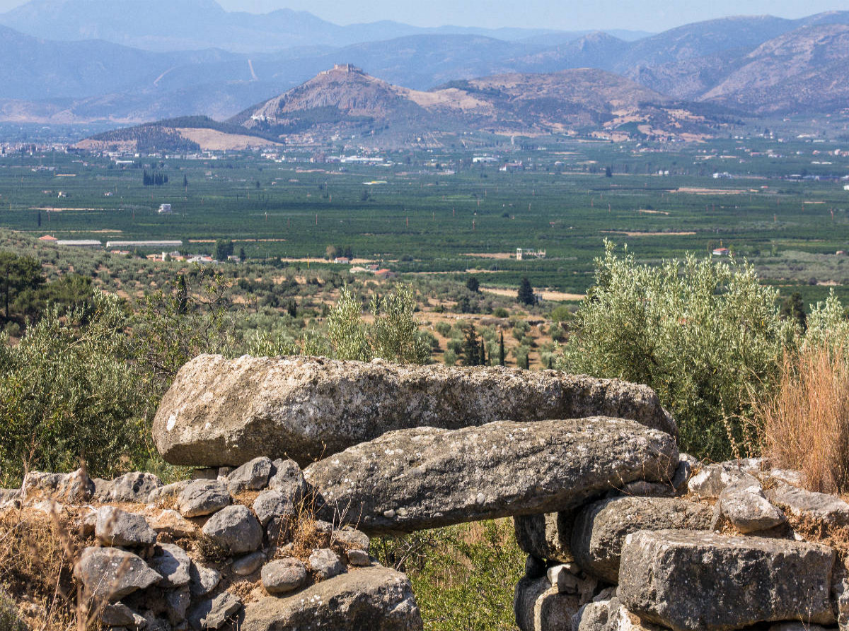 Mykenisches Tholosgrab Epano Phournos. Dahinter die Ebene von Argos mit Burg Larissa, Argolis, Peloponnes, Griechenland