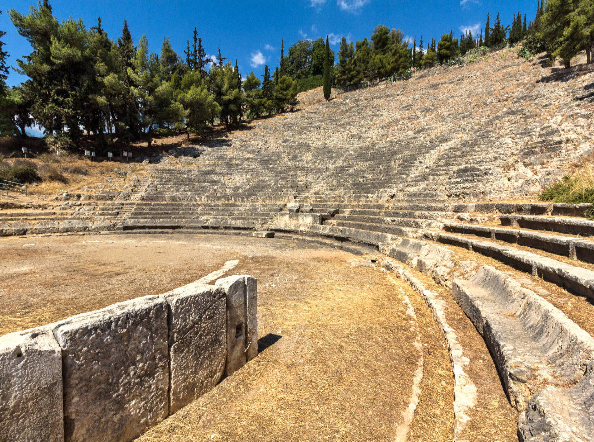 Das in den Felsen gehauene antike Theater von Argos fasste 20.000 Zuschauer, Argolis, Peloponnes, Griechenland