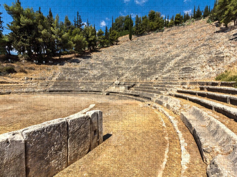 Das in den Felsen gehauene antike Theater von Argos fasste 20.000 Zuschauer, Argolis, Peloponnes, Griechenland