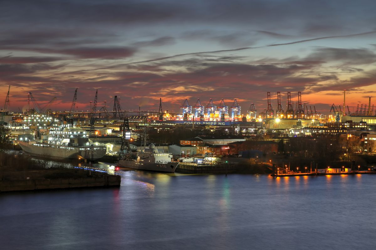 Hamburgs Industriehafen und Köhlbrandbrücke