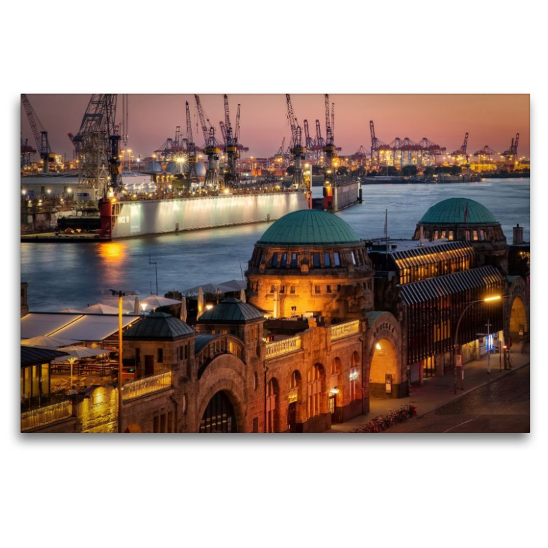 Historische Landungsbrücken und Hafenkräne an der Elbe