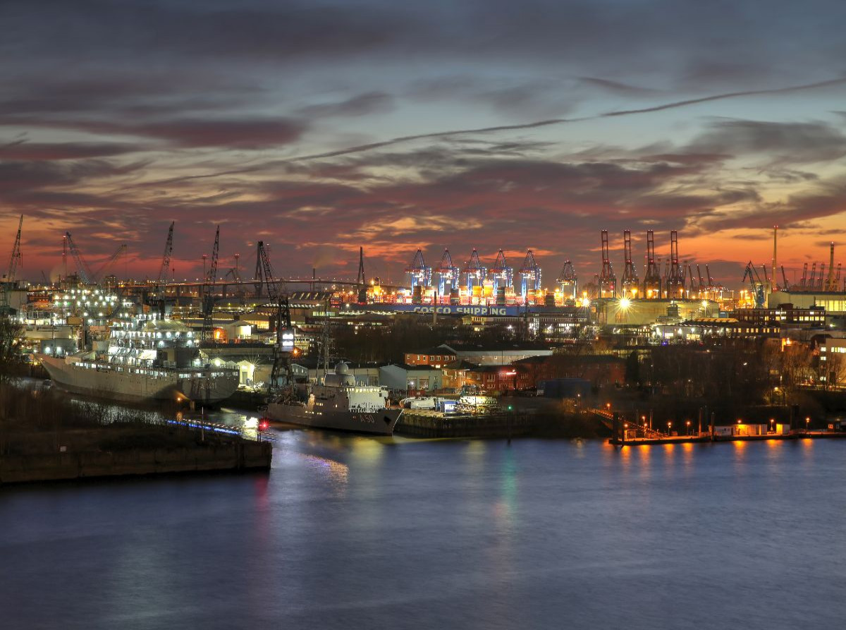 Hamburgs Industriehafen und Köhlbrandbrücke