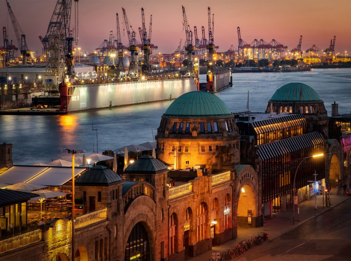 Historische Landungsbrücken und Hafenkräne an der Elbe
