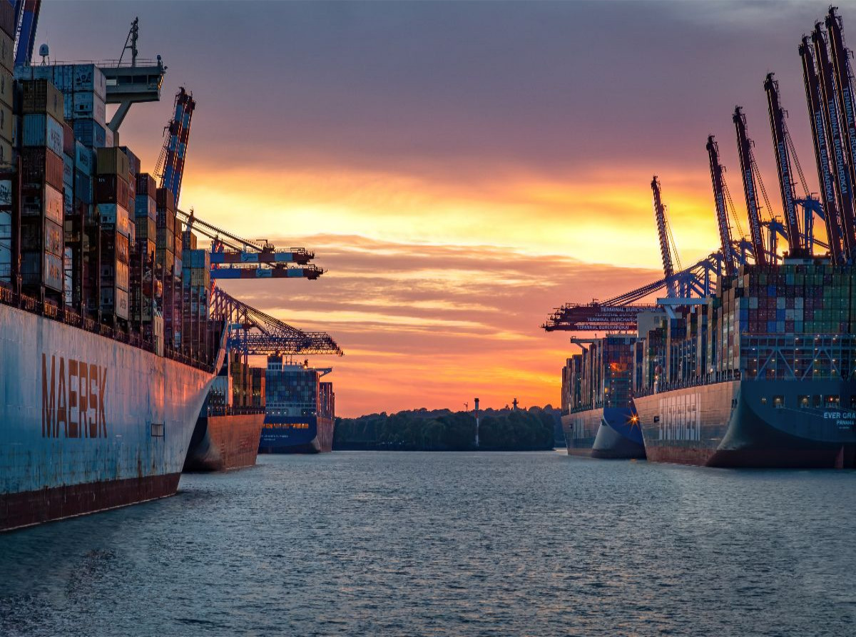 Abendlicht mit Maersk, HMM  und Evergreen