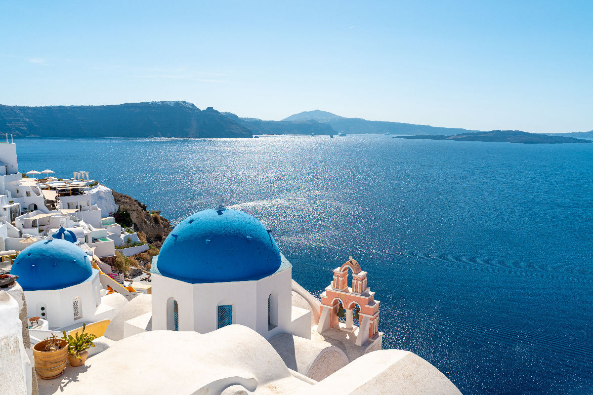 Blaue Kuppeln in Oia auf Santorini