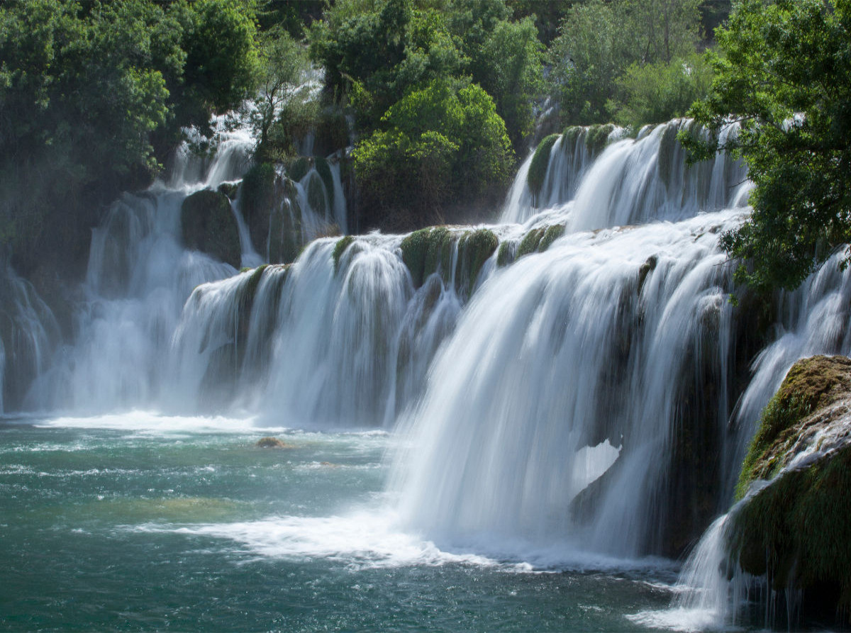 Mehrstufiger Wasserfall im Nationalpark Krka