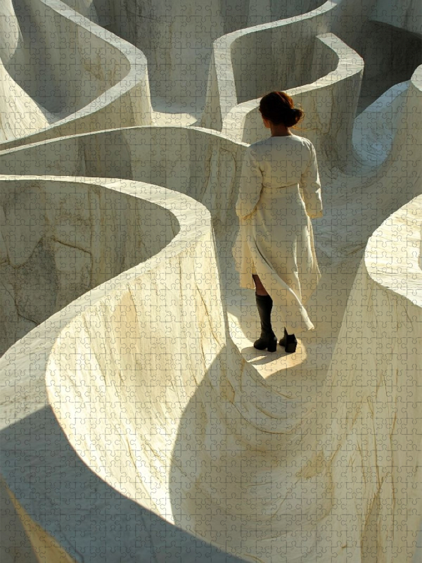 Schmale Gänge - Frau in Labyrinth