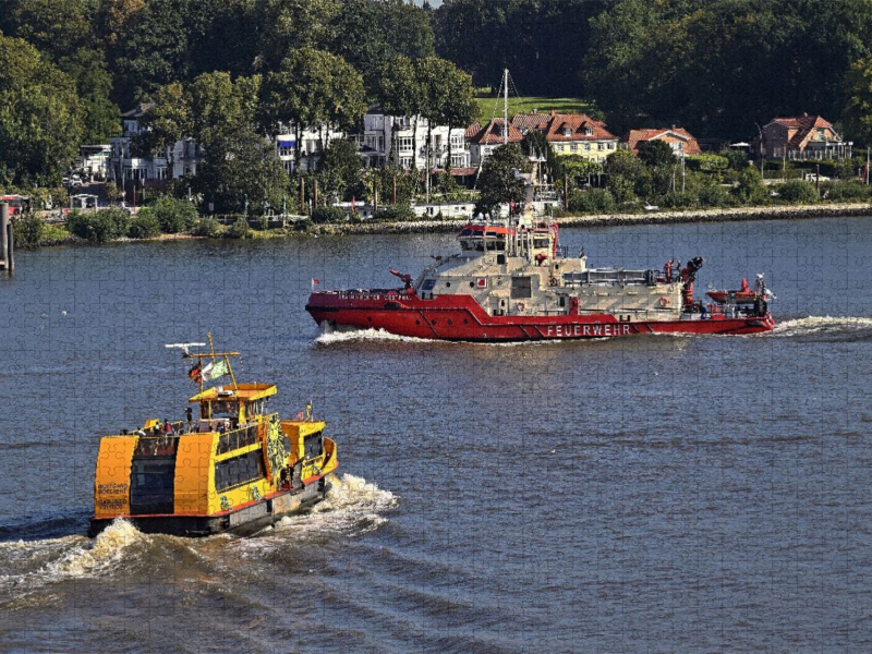 Feuerwehr kreutzt Fährverkehr