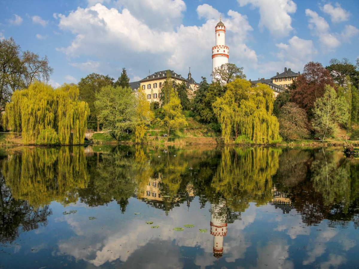 Schlosspark und weißer Turm in Bad Homburg