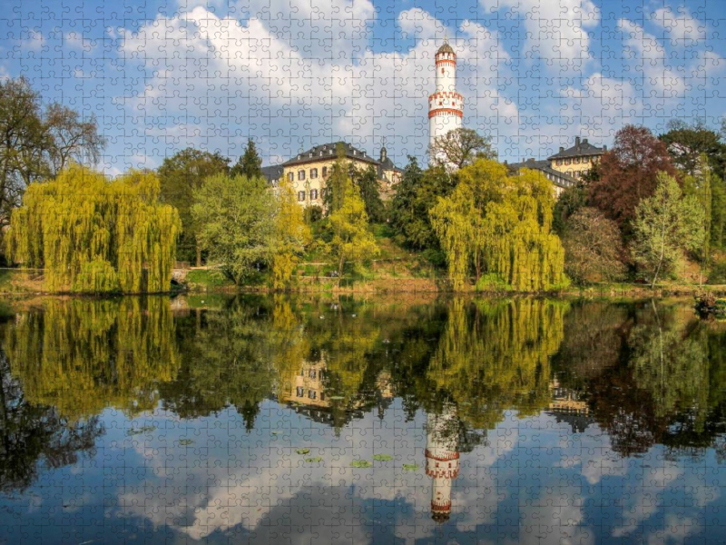 Schlosspark und weißer Turm in Bad Homburg