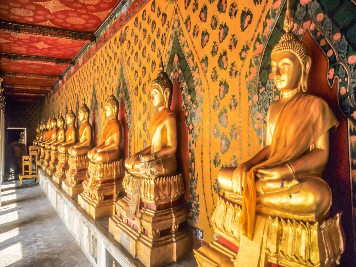 Goldene Buddha-Statuen im Grand Palace in Bangkok