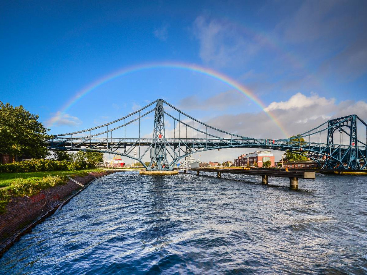 Kaiser-Wilhelm-Brücke mit Regenbogen