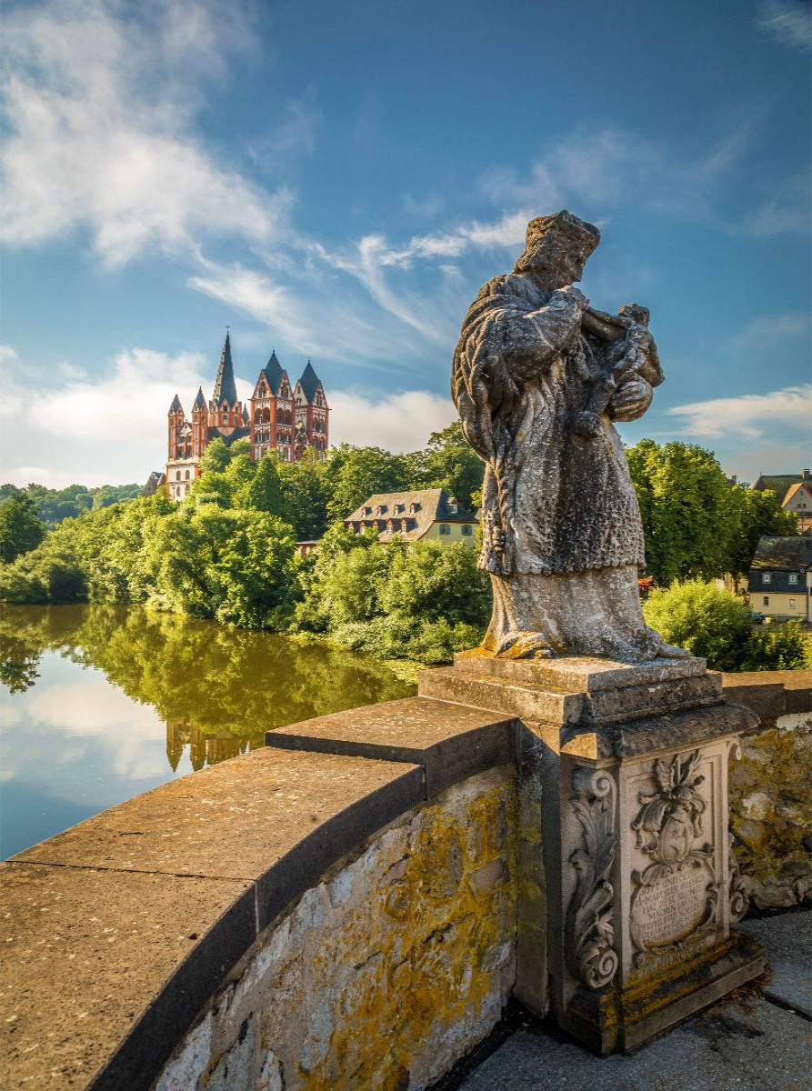 Nepomukstatue auf der alten Lahnbrücke mit dem Limburger Dom, Hessen