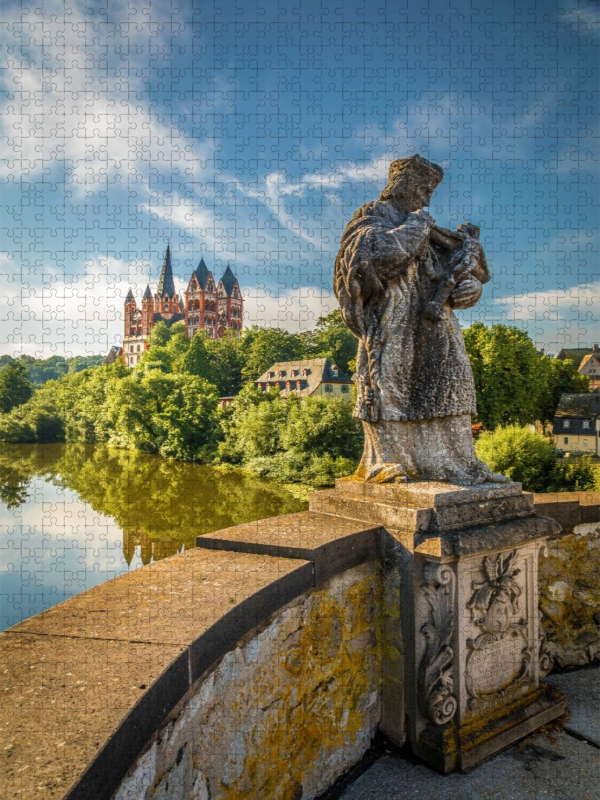 Nepomukstatue auf der alten Lahnbrücke mit dem Limburger Dom, Hessen