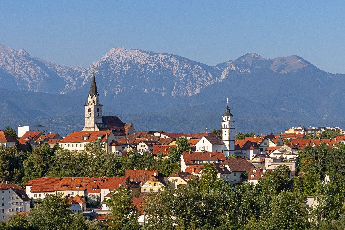Stadt vor Alpenpanorama, Kranj