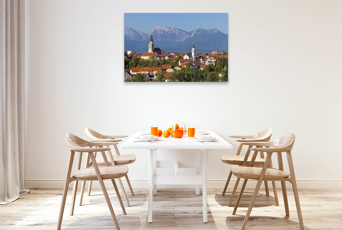 Stadt vor Alpenpanorama, Kranj