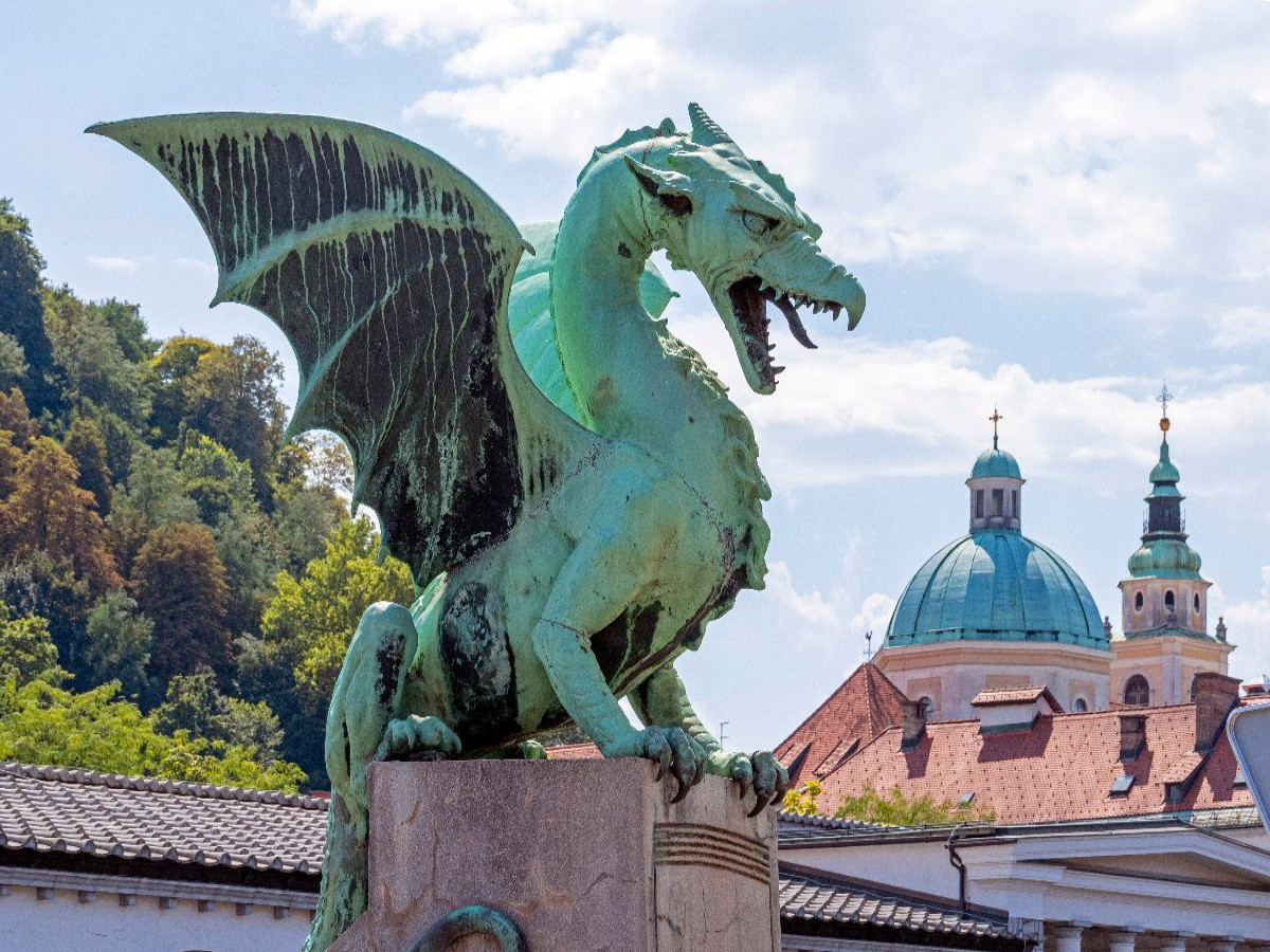 Drachen-Figur, Drachenbrücke, Kathedrale