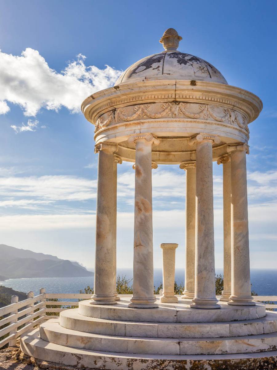Tempel im Garten Son Marroig bei Deià, Mallorca