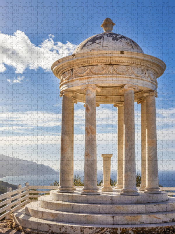 Tempel im Garten Son Marroig bei Deià, Mallorca