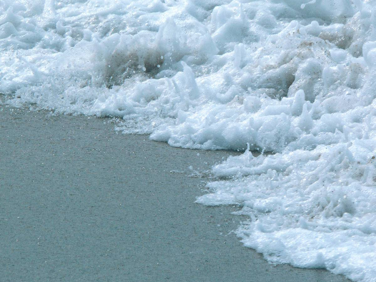 Die Gischt am Strand