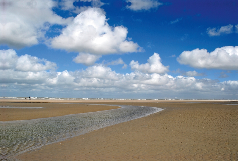 Nordseestrand mit Priel und Wolkenhimmel