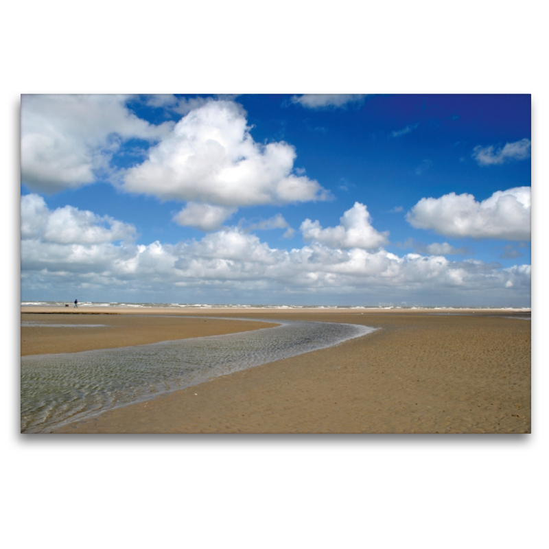 Nordseestrand mit Priel und Wolkenhimmel