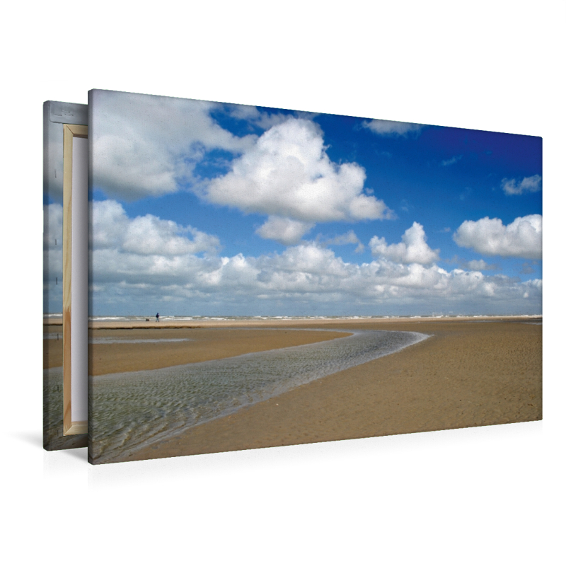 Nordseestrand mit Priel und Wolkenhimmel