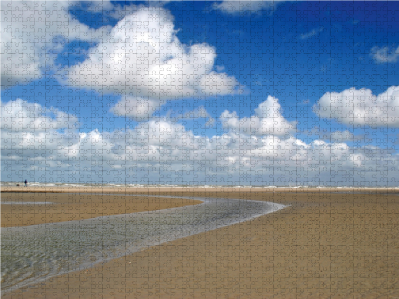 Nordseestrand mit Priel und Wolkenhimmel