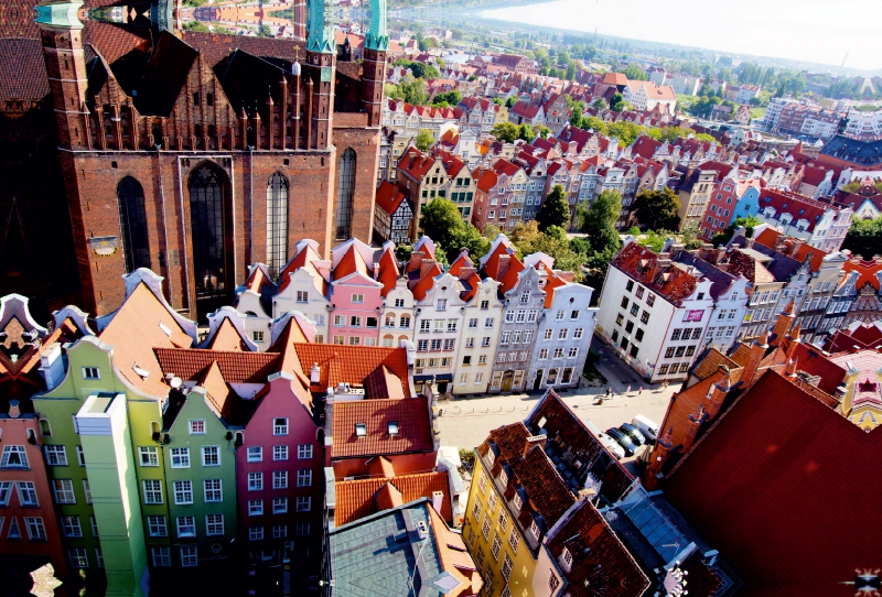 Danzig - links ein Teil der Marienkirche 1343-1502, rechts die Häuser-Rückfront der Frauengasse