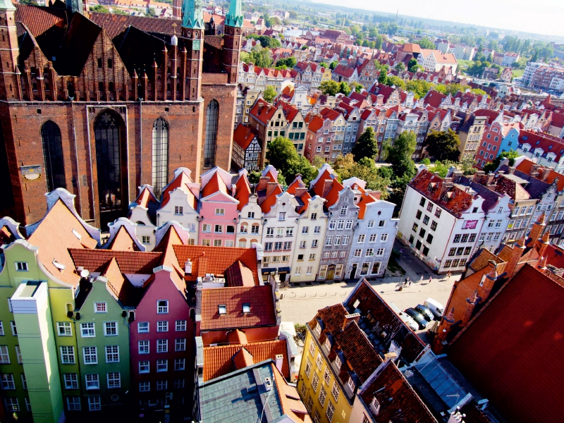 Danzig - links ein Teil der Marienkirche 1343-1502, rechts die Häuser-Rückfront der Frauengasse